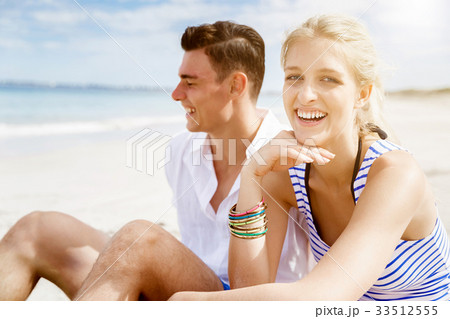 Romantic young couple on the beach 33512555