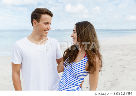 Romantic young couple on the beach Romantic young couple on the beach 33512794
