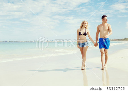 Romantic young couple on the beach Romantic young couple on the beach 33512796
