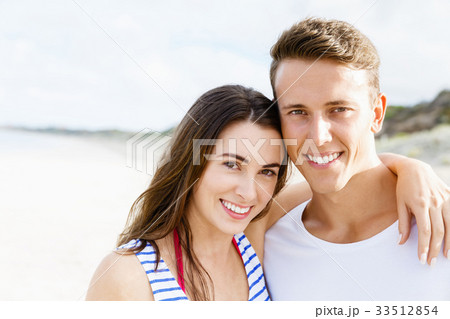 Romantic young couple on the beach Romantic young couple on the beach 33512854