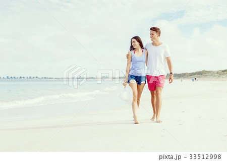 Romantic young couple on the beach Romantic young couple on the beach 33512998