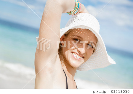 Young woman at the beach 33513056