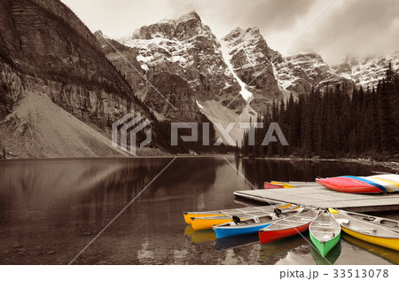 Moraine Lake boat 33513078