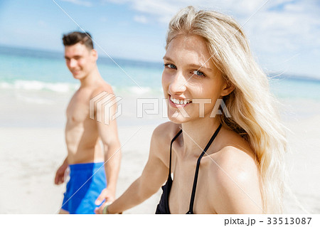 Romantic young couple on the beach Romantic young couple on the beach 33513087