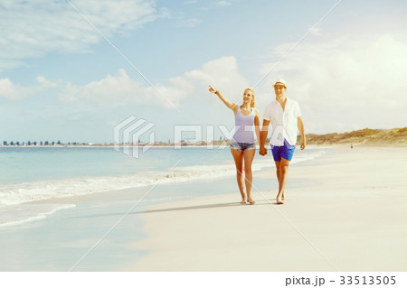 Romantic young couple on the beach Romantic young couple on the beach 33513505