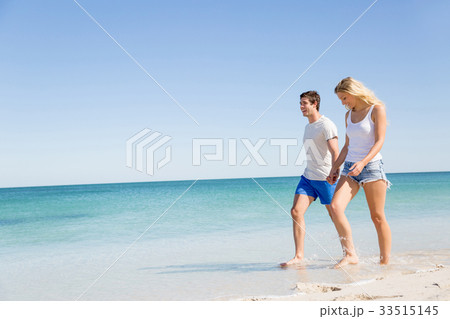 Romantic young couple on the beach 33515145