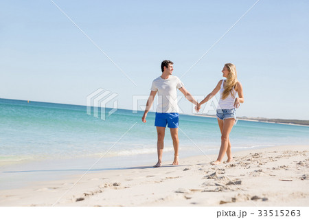 Romantic young couple on the beach Romantic young couple on the beach 33515263