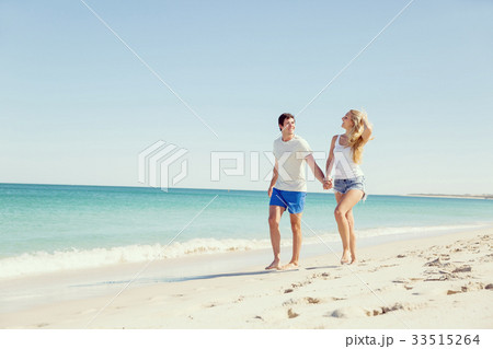 Romantic young couple on the beach 33515264