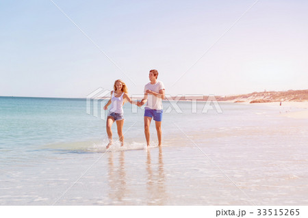 Romantic young couple on the beach 33515265