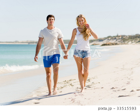 Romantic young couple on the beach 33515593