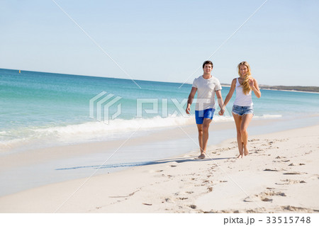 Romantic young couple on the beach Romantic young couple on the beach 33515748
