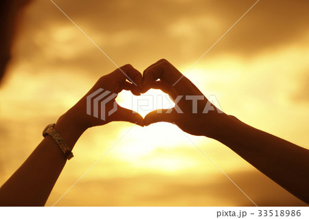 男女二人で手のハート 33518986