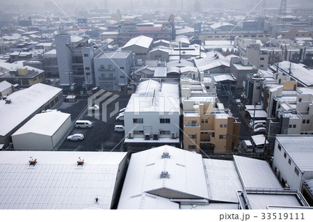 雪の朝の町並み 33519111