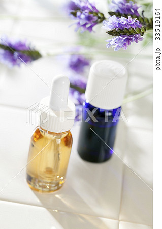アロマボトルとラベンダー 33519164