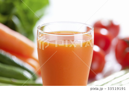 オレンジ色の野菜ジュースの写真素材