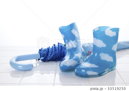 子供の長靴と傘 33519250