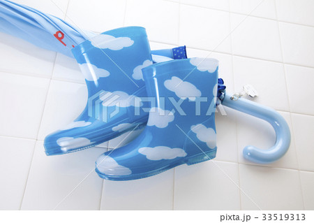 子供の長靴と傘 子供の長靴と傘 33519313