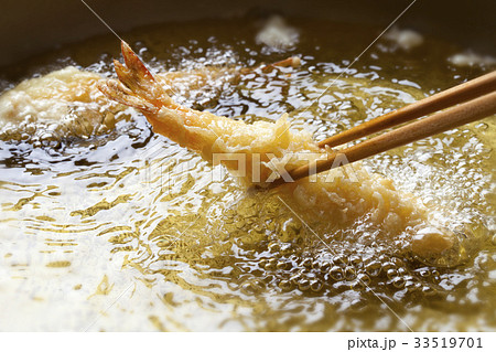 天ぷらを揚げるシーンの写真素材