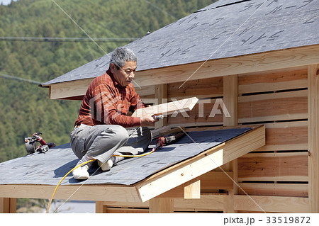 建築中の家と大工 建築中の家と大工 33519872