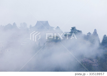 朝靄の吉野山 33519957