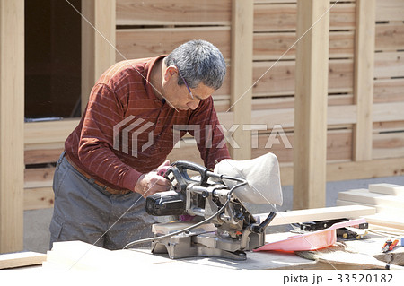 建築中の家と大工 33520182