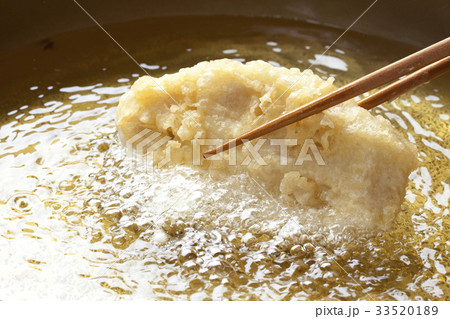 レンコンを揚げるシーン 33520189