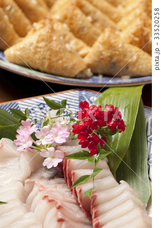 お刺身と稲荷寿司 33520258