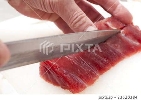 マグロを切る マグロを切る 33520384