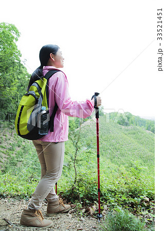 登山　女性　山頂　山ガール　トレッキング　友達　山登り　山　アウトドア　ハイキング 33521451