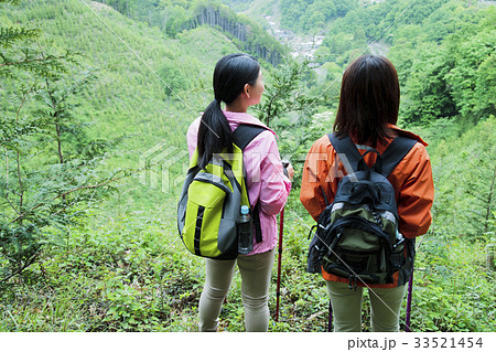 登山 女性 山頂 山ガール トレッキング 友達 山登り 山 アウトドア ハイキングの写真素材