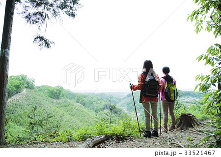 登山 女性 山頂 山ガール トレッキング 友達 山登り 山 アウトドア ハイキングの写真素材