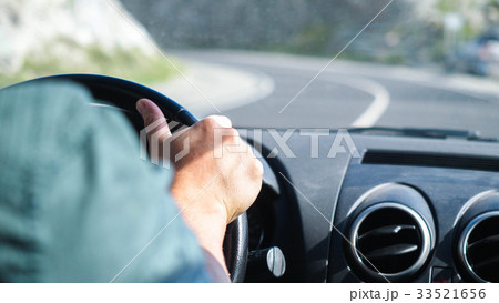 Close up of man's hand on the steering wheel 33521656