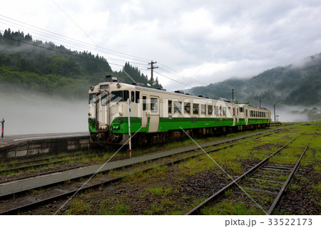 福島県只見線、靄の会津川口駅に停車する車両 福島県只見線、靄の会津川口駅に停車する車両 33522173