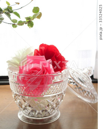 出窓に飾ったバラのフラワーアレンジメント 33524025