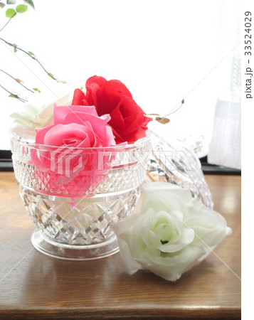 出窓に飾ったバラのフラワーアレンジメント 33524029