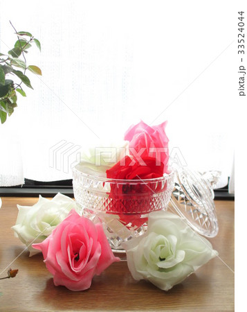 出窓に飾ったバラのフラワーアレンジメント 出窓に飾ったバラのフラワーアレンジメント 33524044