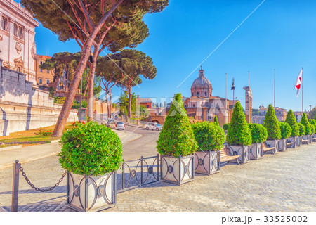 Archaeological and historical objects in Rome 33525002