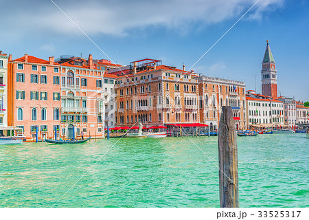 The most beautiful city in the world is Venice. 33525317