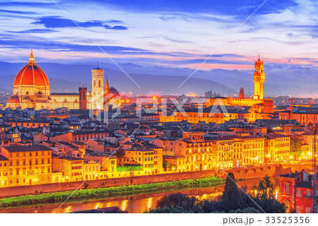 The most beautiful city in the world is Venice. 33525356