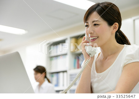 ビジネス　ビジネスウーマン　OL　女性　仕事 33525647