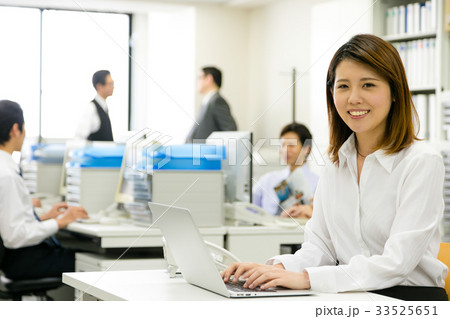 ビジネス　ビジネスウーマン　OL　女性　仕事 33525651