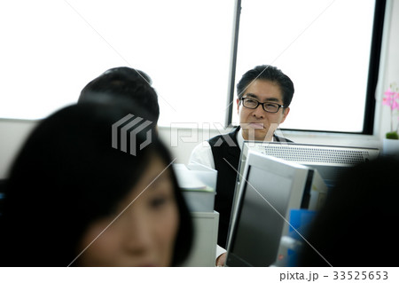 ビジネス　ビジネスマン　仕事　男性　上司 33525653