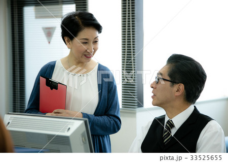 ビジネス　ビジネスウーマン　ビジネスマン　仕事 33525655