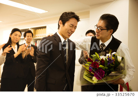 ビジネス　ビジネスマン　男性　定年　退職　定年退職 33525670