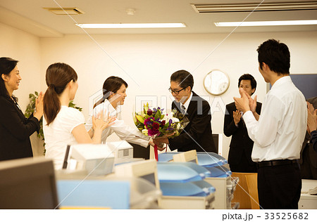 ビジネス ビジネスマン 男性 定年 退職 定年退職 ビジネス ビジネスマン 男性 定年 退職 定年退職 33525682