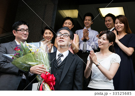 ビジネス ビジネスマン 男性 定年 退職 定年退職 ビジネス ビジネスマン 男性 定年 退職 定年退職 33525685