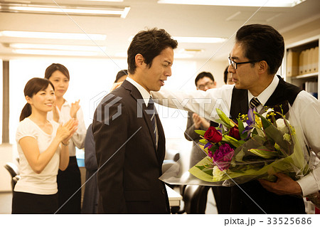 ビジネス　ビジネスマン　男性　定年　退職　定年退職 33525686