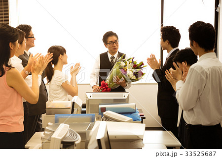 ビジネス　ビジネスマン　男性　定年　退職　定年退職 33525687