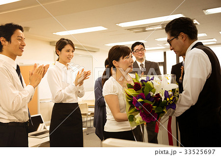 ビジネス　ビジネスマン　男性　定年　退職　定年退職 33525697