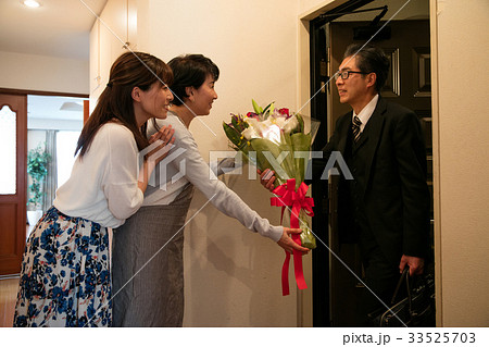 ビジネスマン　男性　定年　退職　定年退職　家族 33525703